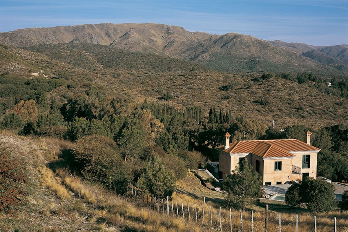 Lejos de los caminos asfaltados están las mejores vistas, sensación en la que seguramente influye el que cada una tiene sabor a descubrimiento. Transitar un sendero sin esperar más que acercarse al bosque y toparse con esta construcción que nos transporta a la Toscana, deslumbra