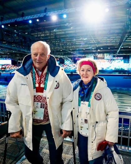Lejos de los escándalos por el juicio de Marius Borg Høiby, hijo de su nuera, la princesa Mette-Marit, el rey Harald y la reina Sonia de Noruega alentaron a su equipo en los Juegos Olímpicos de Invierno 2026