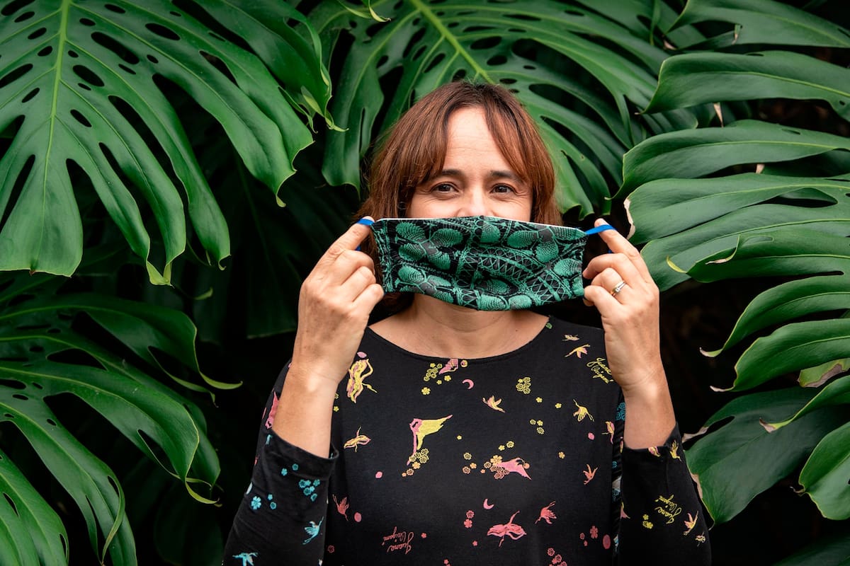 Lejos de paralizarse por la actual situación, la creadora de la marca Juana de Arco comenzó a hacer barbijos de diseño para vender pero también para donar
