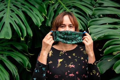 Lejos de paralizarse por la actual situación, la creadora de la marca Juana de Arco comenzó a hacer barbijos de diseño para vender pero también para donar