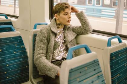 Lejos de reservarse para la noche, las lentejuelas se adaptan a los looks de mañana y tarde