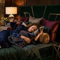 Qué dice la psicología de las personas que necesitan dormir con muchas almohadas
