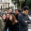 Qué dice la psicología de las personas que no quieren salir en fotos grupales