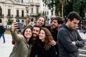 Qué dice la psicología de las personas que no quieren salir en fotos grupales