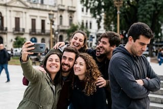 Qué dice la psicología de las personas que no quieren salir en fotos grupales