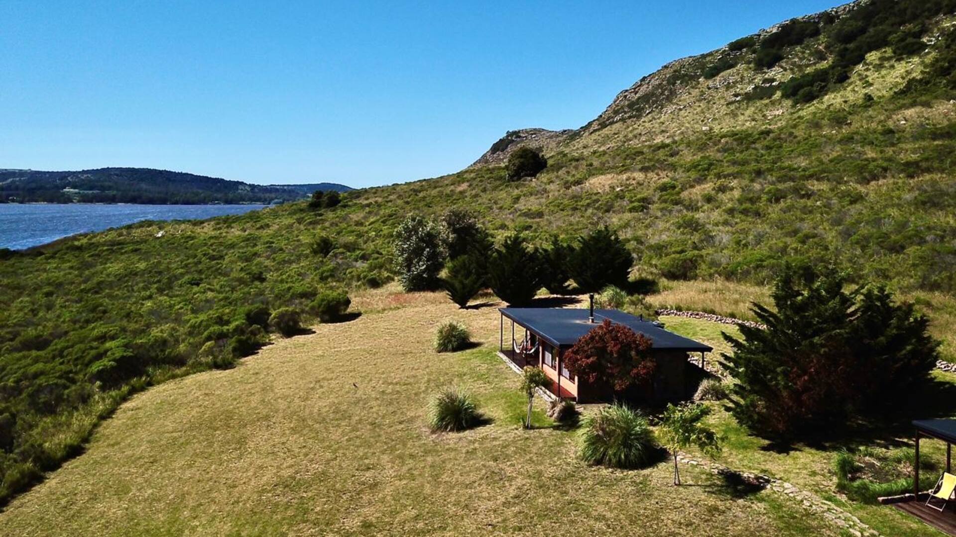 Lejos del ruido y en contacto íntimo con la naturaleza, es un oasis serrano perfecto para desenchufarse y animarse a los deportes al aire libre.