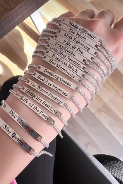 Lele Pons entregó brazaletes personalizados a todas sus invitadas