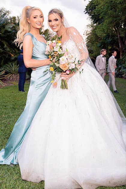 Lele Pons junto a su gran amiga Paris Hilton, quien les regaló al resto de las damas de honor un equipo de jogging rosa chicle de su marca.
