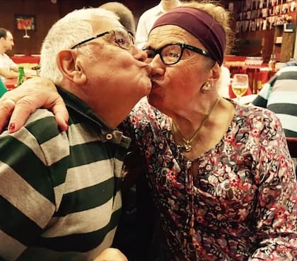 Lelé y Pascual "Tatita" Roccuzzo, fundadores de la primera despensa familiar. Pascual murió el 26 de febrero de 2020, día de cumpleaños de Antonela