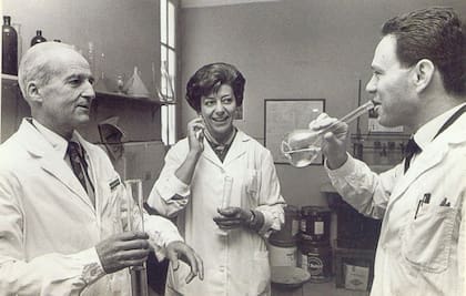 Leloir junto a sus colegas celebrando al obtener el Nobel.