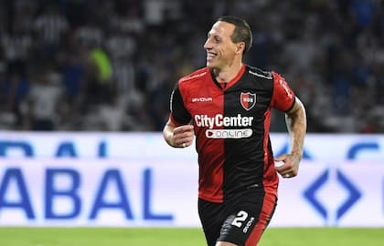 Lema en Newell's, donde jugó en tres ciclos diferentes; en total disputó 97 partidos y marcó 9 goles