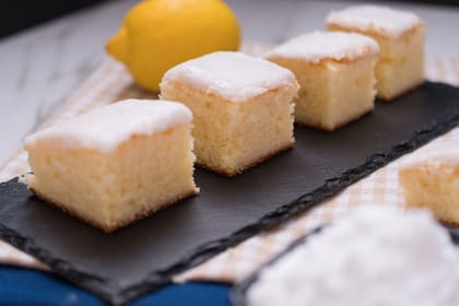 Lemonies, cuadrados de limón glaceados.