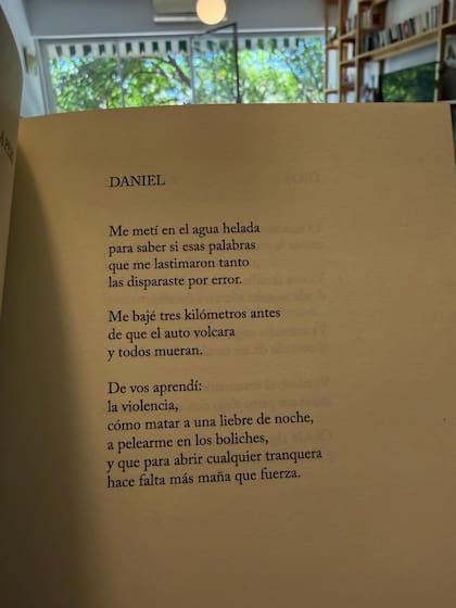 Lemothe dejó publicada una de las poesías que incluye su libro