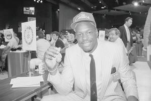 Len Bias la noche en la que fue elegido por Boston Celtics en el Draft de la NBA de 1986