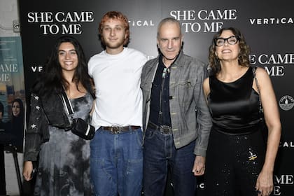 Lena Christakis, Ronan Day-Lewis, Daniel Day-Lewis y Rebecca Miller en el estreno de She Came To Me
