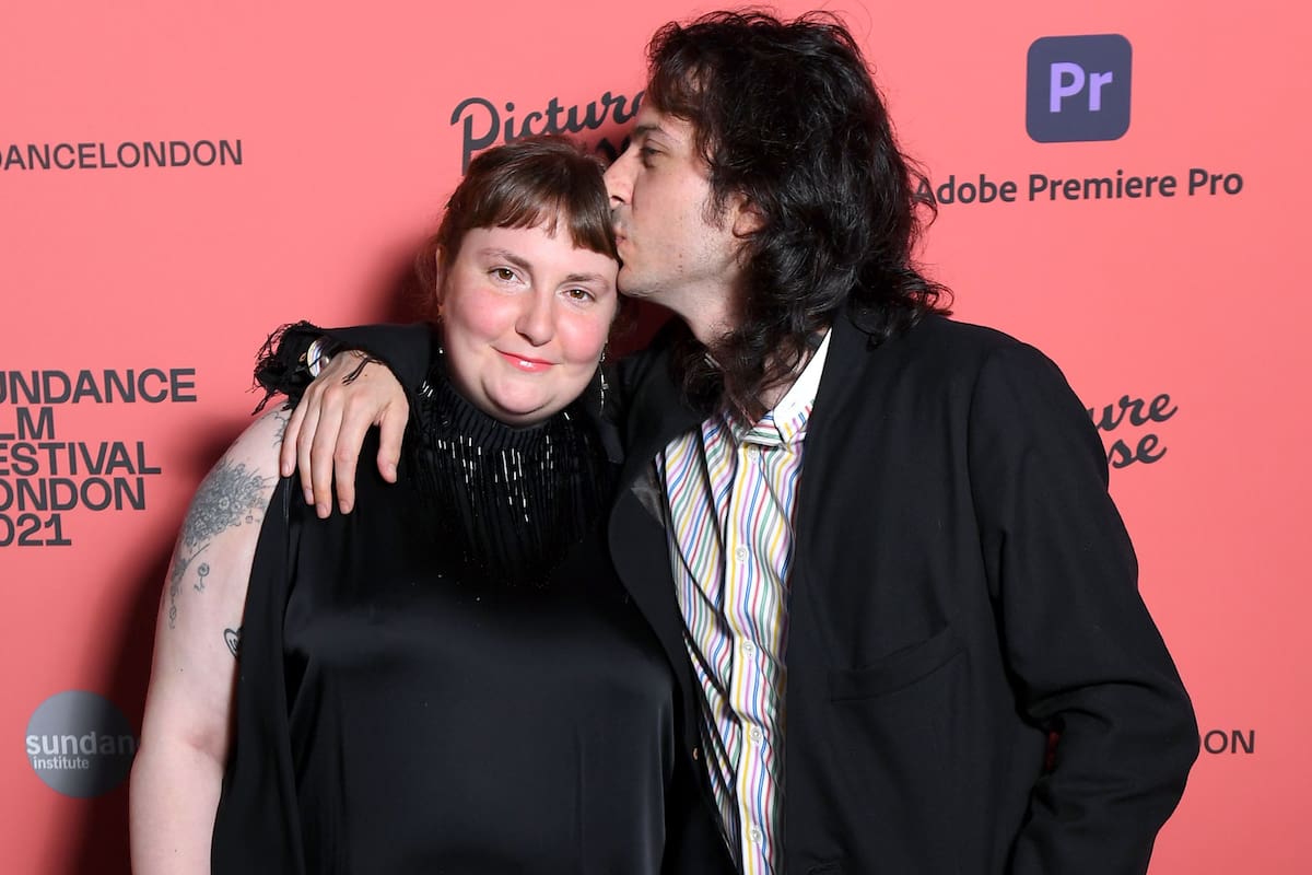 Lena Dunham junto a su pareja, el músico británico-peruano Attawalpa, con quien se acaba de casar en secreto