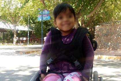 Lena tiene cuatro años y nació con espína bíbida lo que le impide la movilidad de sus miembros inferiores