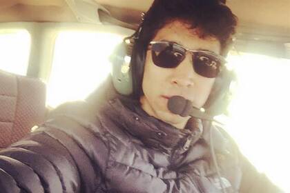 Lenard Ibáñez en una de las avionetas que piloteaba
