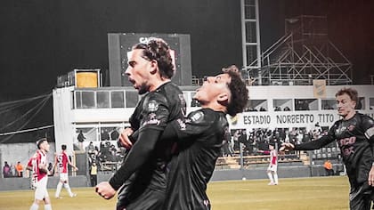 Lencina, de Platense, celebra su gol ante Estudiantes, que valió el pase a las semifinales
