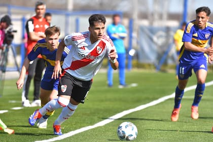 Lencina, una de las figuras del Boca-River, encara con pelota dominada y ojos abiertos (Twitter @RiverPlate)