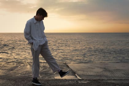 Lenguaje corporal: qué puede indicar caminar y mirar al piso (Foto: freepik)