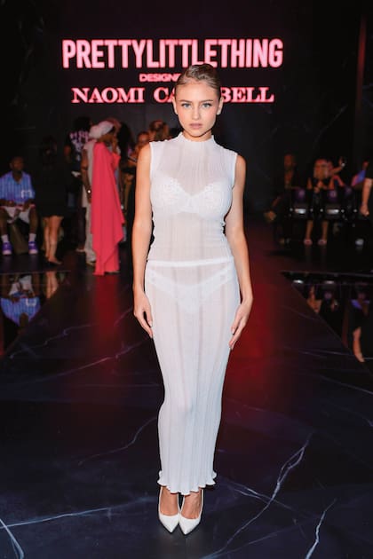Leni Klum, la hija de 19 años de Heidi Klum, impactó con un sensual conjunto de dos piezas en blanco, semitransparente, que pertenece a la cápsula creada por Naomi.