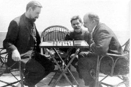 Lenin (derecha) juega al ajedrez, mientras el escritor Máximo Gorki lo observa