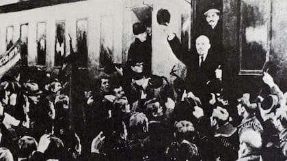 Lenin fue recibido por miles de personas a su llegada a la Estación de Finlandia en Petrogrado (San Petersburgo)