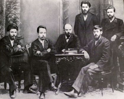 Lenin (sentando en el medio), junto a varios revolucionarios rusos. Entre ellos está Yuli Mártov (sentado a la derecha), quien llegó a ser líder de los mencheviques