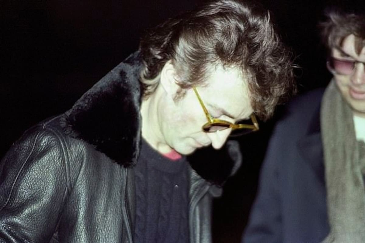 Lennon firmando el disco Double Fantasy a Mark Chapman, en el primer encuentro, horas más tarde, cuando vuelve Lennon al Dakota sucede la tragedia