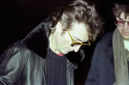 Lennon firmando el disco Double Fantasy a Mark Chapman, en el primer encuentro: horas más tarde sería asesinado