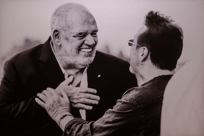 Lennon, retratado con Pablo Atchugarry en su visita de 2024