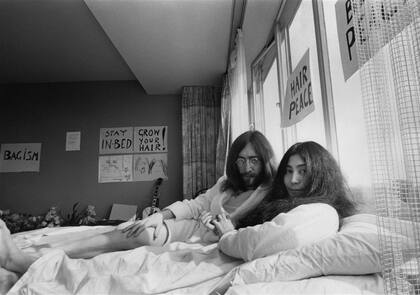 Lennon y Yoko Ono invitaron a Leary al hotal donde estaban realizando la protesta pacífica en la cama