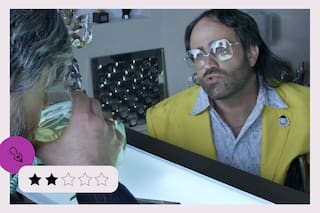 Gastón Pauls, muy en la veta de Todos contra Juan, es un esperpéntico representante de artistas en la muy despareja Lennons