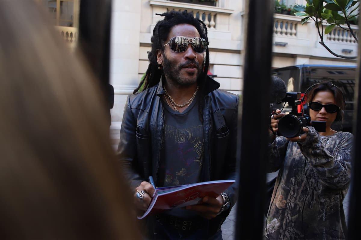 Lenny Kravitz en la Argentina: antes de su primer show, el cantante saludó a sus fans y firmó autógrafos frente al hotel