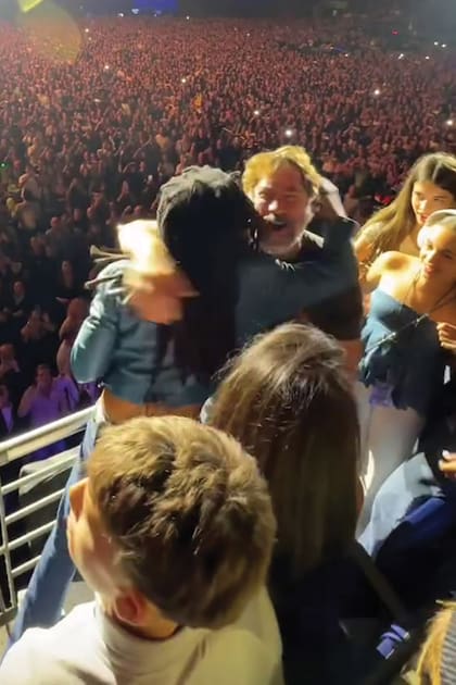 Lenny también se abrazó con Javier.