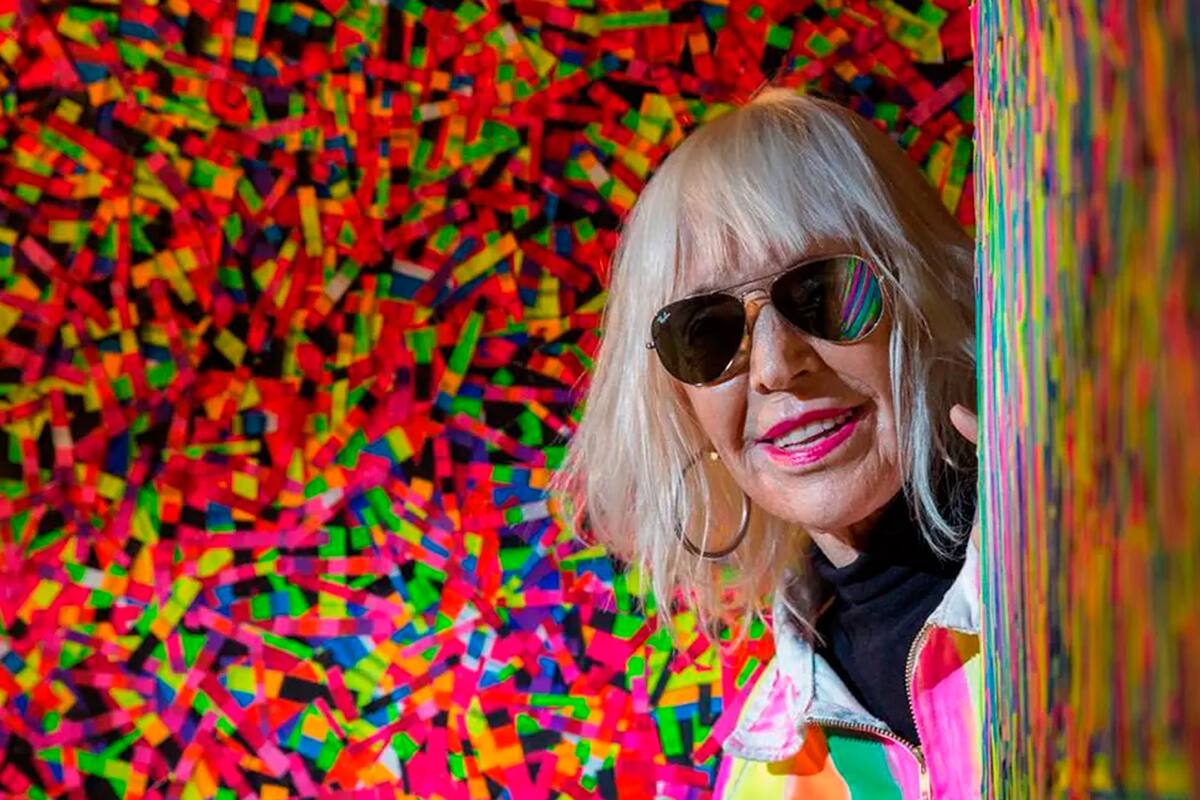 Lentes de sol y melena rubia con flequillo entero es casi la marca de fábrica de la artista.