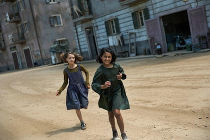 Lenù y Lila en las calles de Nápoles.