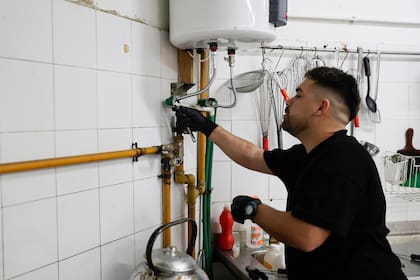 Leo (29) trabaja como ayudante de albañil y complementa sus ingresos con trabajos de plomería y arreglos domésticos