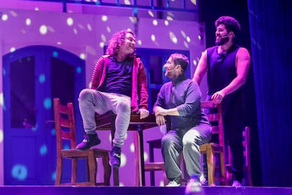 Leo Bosio (centro) en un ensayo de Mamma mia! previo a su estreno reciente en el porteño Teatro Coliseo