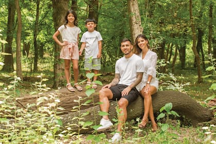 Leo, Camila, Vicky y Giovanni en el bosque de la chacra.
