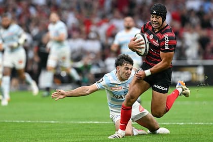 Leo Carbonneau intenta frenar a Santiago Chocobares en la semifinal entre Toulouse y Racing 92 (Photo by Gabriel BOUYS / AFP)