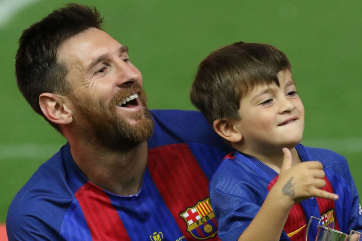 Leo, con Thiago, durante la celebración