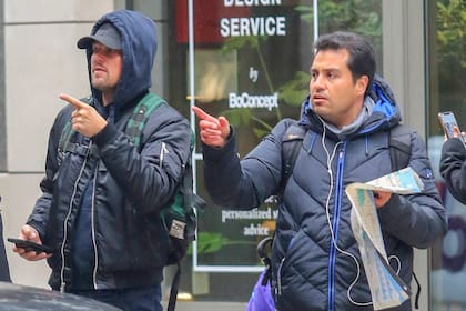 Leo DiCaprio en pleno momento solidario con un turista