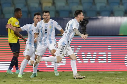 Leo inicia su celebración. Acuña y Lautaro ya quieren abrazarlo