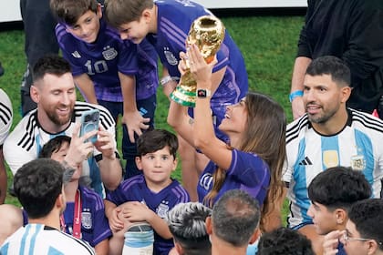 Leo le saca fotos a Antonela con la copa, con el celular de ella, rodeado por sus hijos, sus sobrinos y su íntimo amigo, Kun Agüero.