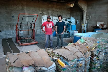 Leo Lima (der.), uno de los fundadores de EcoInclusión, junto a un colaborador