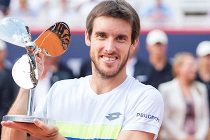 Leo Mayer con el trofeo de Hamburgo: una semana inolvidable para el correntino