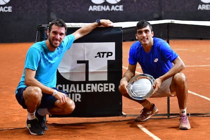 Leo Mayer, entrenador de Burruchaga, acompañando a Román tras su primer título en el Challenger Tour