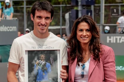 Leo Mayer, feliz con la plaqueta en la que se lo recuerda... feliz, con la Davis; al lado, la más grande del tenis argentino, Gaby Sabatini